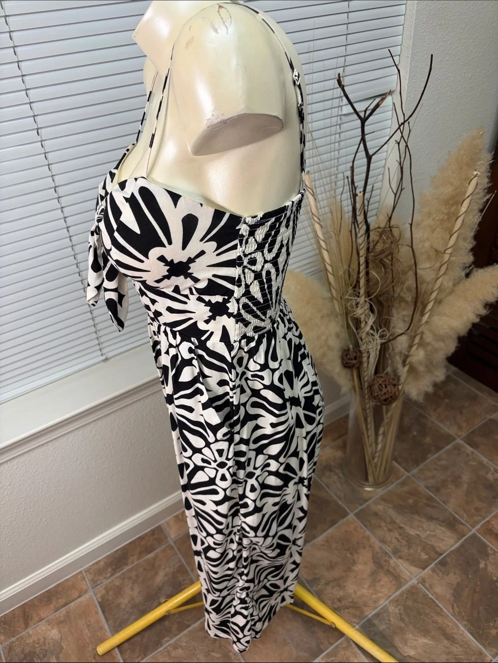 *Black & White Floral Tie-Front Maxi Dress - Picture 3 of 6